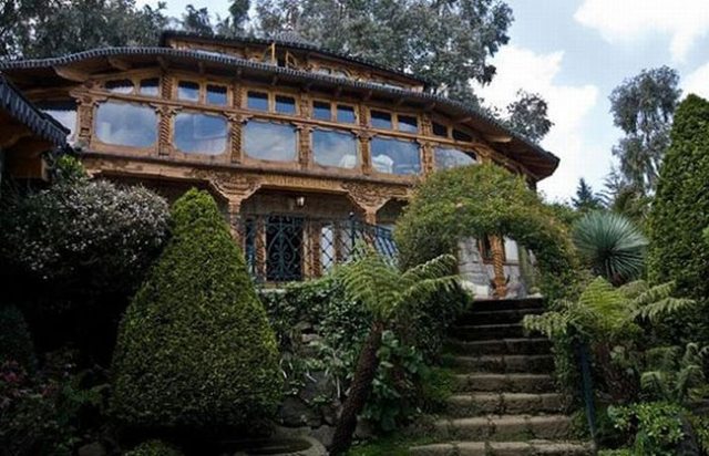 Just a quaint little villa in the hills - Drug money bought it all!